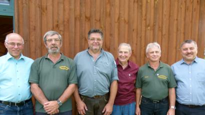 Bild: rn
Bezirksvorsitzender Hans Holler (rechts) und Bürgermeister Albert Nickl (links) ehrten  Wolfgang Hann, Vorsitzenden Martin Schusser, Robert Schusser und Dieter Blechschmidt (Zweiter bis Fünfter von links) für 40-jährige Mitgliedschaft.