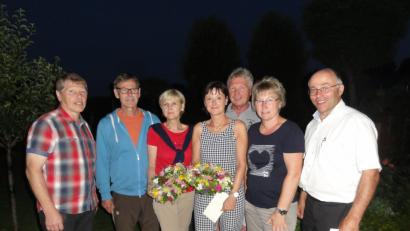 Bild: jhö
Als Dankeschön für die herzliche Aufnahme in ihr verborgenes Gartenreich und den zahlreichen Tipps überreichen die Vorsitzenden des Speinsharter Obst- und Gartenbauvereins Josef Höllerl (links) und Christine Walter (Zweite von rechts) gebundene Blumenkränze und Gutscheine für die Klosterwirtschaft an die Familien Plößner und Morgenstern. Auch der Speinsharter Bürgermeister Albert Nickl (rechts) sagt danke.