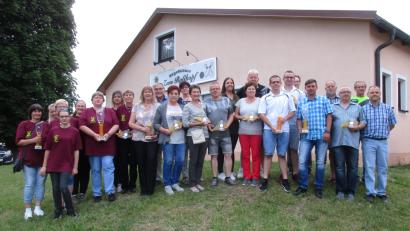 Bild: exb
Die Geehrten mit ihren Trophäen nach der Siegesfeier der KVOO beim SKC Hard: Mit im Bild dritter Vorsitzender Martin Lang (vorne rechts) und Sportwart Karl-Peter Ebert (vorne, Zweiter von rechts), die die Siegerehrung vornahmen.