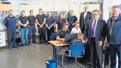 Bild: sbü
Noch kommen die Auszubildenden im Beruf Produktionstechnologie nur von der BHS (siehe Bild). Im ÜBZO in Weiherhammer wurden sie besucht von ÜBZO-Projektleiter Wolfgang Siebert, ÜBZO-Geschäftsführer Professor Erich Bauer und BHS-Projektmanager Erwin Rast (stehend, von rechts).