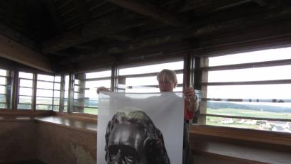 Bild:  [AKS]
Am Vortag der Ausstellungseröffnung legte Künstler Albert Braun höchstpersönlich Hand an bei der Positionierung seiner Fotoinstallationen im Bergfried der Burg Dagestein.