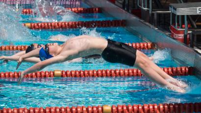 Bild: Christoph Traub
Start zum 19. Kurfürstenpokal: Zwei Tage lang wird im Hockermühlbad geschwommen – von 50 bis 200 Metern in allen vier Schwimmarten Rücken, Brust, Schmetterling und Freistil, schließlich stehen noch die Staffeln auf dem Programm. Bei jedem Rennen werden die ersten sechs Plätze für die Mannschaftswertung gezählt, das punktbeste Team gewinnt den Kurfürstenpokal.