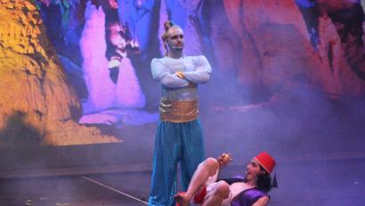 Bild: (dwi)
Aladin erschrickt, als der Flaschengeist auf einmal hinter ihm auftaucht.