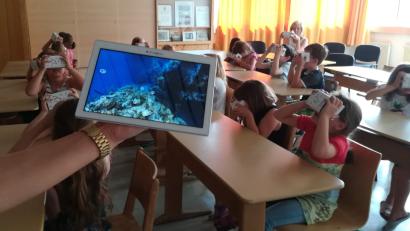 Bild: u
Das von Adile Karadan vorgestellte Programm Google Expeditions macht es möglich: Mit ihren Virtual-Reality-Brillen bestaunen die Mädchen und Jungen der Kombi-Klasse 1/2 und ihrer Klassenleiterin Hildegard Feyrer (hinten links) die bunte Unterwasserwelt eines Korallenriffs.