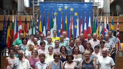 Bild: dob
SV-Ehrenvorsitzender Hans-Werner Anzer (hinten, Zweiter von rechts) organisierte eine Dreitagesfahrt ins Elsaß. Natürlich waren auch ein Abstecher ins Europaparlament und die elsässische Weinstraße auf dem Programm.