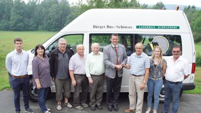 Bild: mmj
Landrat Thomas Ebeling übergibt an Erwin Hunger in Anwesenheit der Bürgermeister Birgit Höcherl und Manfred Dirscherl (rechts), Dominik Hauser (links), Magdalena Knott (Zweite von rechts), sowie den anwesenden Bürgerbusfahrern den Fahrzeugschlüssel.
