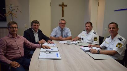 Bild: bnr
Mit der Sicherheitslage in der Verwaltungsgemeinschaft zufrieden sind (von links): Gerhard Deinzer,  Leiter des Ordnungsamtes, Josef Prechtl, Zweiter Bürgermeister von Trausnitz, Pfreimds Bürgermeister Richard Tischler, Roland Heldwein,  Leiter der PI Nabburg und sein Stellvertreter Stefan Weinberger.