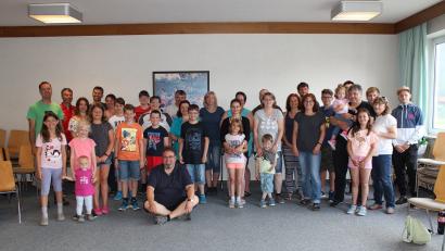 Bild: bsc
Erholung, neues Wissen und Diskussion prägen das  Familienbildungs-Wochenende der Kolpingfamilie Friedenfels. Sebastian Wurmdobler, pastoraler Mitarbeiter und Bildungsreferent des Kolpingwerkes Regensburg (vorne sitzend), sprach über  „Geschwister – mal Freund, mal Feind“.