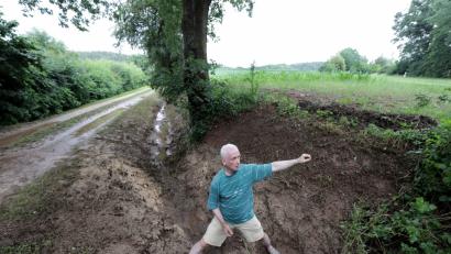 Bild: Wolfgang Steinbacher
Drei Maisfelder grenzen an das Wohngebiet in der Heidenau in Hirschau an. Bei starkem Regenfall bildet sich hier eine Schlammlawine, die der angrenzende Graben  nicht auffangen kann. Einen Meter hoch stand das Wasser an Fronleichnam deshalb in Norbert Duschners Keller, sein Haus befindet sich gleich links neben dem Feldweg. Am Montag erwischte es die Familie schon wieder.