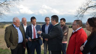 Bild: dob
Anfang Mai war eine Delegation mit Bundestagsabgeordnetem Albert Rupprecht (Dritter von links) in Kaimling vor Ort, um die Lage zu schildern. Jetzt kommt Bewegung in die Sache. Im ersten Quartal 2018 soll der Mobilfunkmast mit der neuesten Technik stehen.