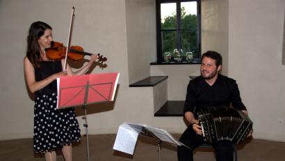 Bild: wro
Susanne Hofmann und Matias Gonzales im Kapitelsaal der Burg Falkenberg. Zwei Künstler, die beeindrucken.