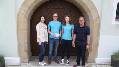 Bild: bjp
450 Euro Reinerlös aus dem OTV-Volksmusikstammtisch übergab Bürgermeister Werner Walberer (rechts) an (von links) Bernadette Rodler, Vorsitzenden Matthias Majer und Vizekassierin Lisa Schmidt. Bild: bjp