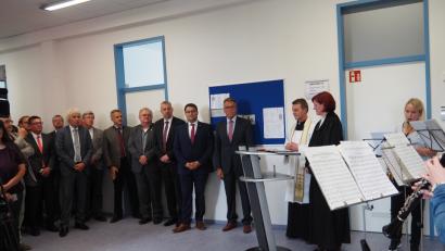 Bild: sbü
Kirchlicher Segen für die neuen Geschäftsräume von Arbeitsagentur und Jobcenter von Kaplan Paul Gebendörfer und Pfarrerin Stefanie Schön.