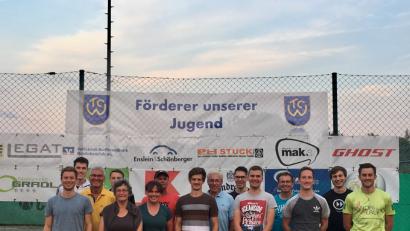 Bild: Rosner, Konrad (KONRAD.ROSNER@T-ONLINE.DE)
Die Teilnehmer des 1. Zoigl-Tennisturniers des Tennisclubs Waldsassen nach der Siegerehrung. In der vorderen Reihe (von links)  die beiden Siegerinnen Christine Greger (links) und Barbara Schröpf.