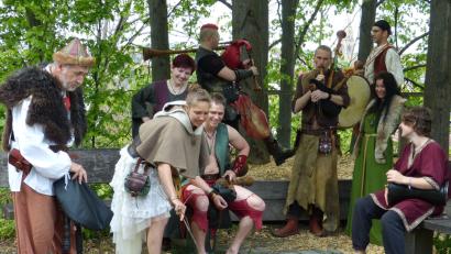 Bild: awo
Seit 25 Jahren gibt es die Gruppe „Amici Musicae Antiquae“. In der aktuellen Formation sind das von links: Alois Meindl, Petra Rothemund, Laura Hübsch, Sebastian Meindl (sitzend), Noah Lugert, Markus Lang, Höcht Dominik, Michaela Hoffmann und Jakob Hoffmann.