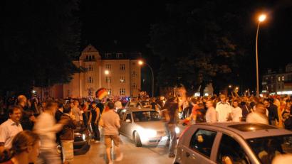 Bild: Hartl
Szene aus dem Europameisterschaftsjahr 2008, kurz nach dem Sieg der deutschen Mannschaft gegen Portugal: Der Kreisverkehr war dicht, die Zufahrtsstraßen teilweise blockiert. Das wird es 2018 nicht geben.