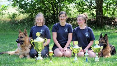 Bild: wlr
Bei den Prüfungen beim Schäferhundeverein Etzenricht trägt die gute Jungendarbeit  Früchte. Jugendleiterin Maria Ertl (Mitte) freut sich  über die vorzüglichen Ergebnisse ihrer Schützlinge Jaqueline Klein (rechts) und Monika Steiner (links). Sie erhalten jeweils die Wanderpokale.