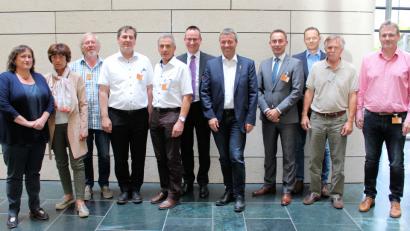 Bild: exb
Beim Treffen in Berlin waren unter anderem (von links) Bundestagsabgeordnete Marianne Schieder, Bürgermeister Ulrike Roidl, Vertreter der Bürgerinitiativen und von Tennet vertreten.