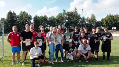 Bild: kro
"Die Rauschkinder" gewannen das 24. Bürgerfußballturnier des SC Mähring. Unser Bild zeigt die Mannschaftsführer der beteiligten Mannschaften nach der Siegerehrung.