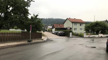 Bild: Eichl, Gabi [eig]
Die Einmündung Tulpenweg ist meist so zugeparkt, dass der Autofahrer sich sehr weit in die Hauptstraße hineintasten muss (aktuell stehen dort wegen einer Straßenbaumaßnahme Halteverbotsschilder). Eine Zick-Zack-Markierung zu beiden Seiten und auf der gegenüberliegenden Seite soll Abhilfe schaffen.