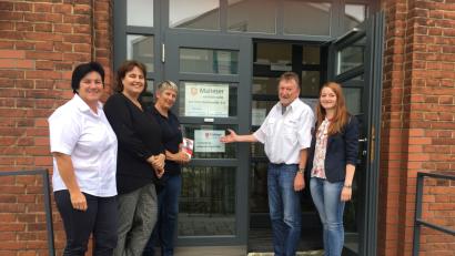 Bild: exb
Petra Mayer (Dritte von links) berät pflegende Angehörige in einer neu eröffneten Fachstelle im Hauptquartier der Malteser Zur Centralwerkstätte 11a.