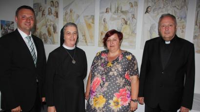 Bild: kro
Mit einem Ehrenabend verabschiedete der Elisabethenverein die bisherige Pflegedienstleiterin, Schwester Simona. Ihre Nachfolgerin ist Cordula Köhler. Unser Bild zeigt von links Geschäftsführer Rainer Schmid, Schwester Simona, Cordula Köhler und Stadtpfarrer Georg Flierl.