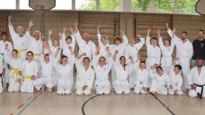 Bild: dob
Der Trainingsfleiß wurde belohnt. Sämtliche angetretenen Karatekas durften sich den nächsthöheren Gürtel umschnüren. Manfred Horn (vorne, rechts) und Josef Pflaum (vorne, links) bereiteten die Teilnehmer auf die Prüfung vor.