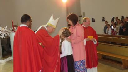 Bild: Adam, Johann [ADJ] (joad-abr-nt@t-online.de)
Weihbischof Reinhard Pappenberger spendete 79 jungen Erwachsenen das Sakrament der Firnung