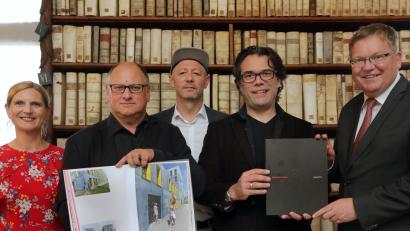 Bild: Steinbacher, Wolfgang [WSB] (wolfgang.steinbacher@oberpfalzmedien.de)
Bibliotheksleitern Siglinde Kurz (von links  nach rechts) mit den Buchdesingern Wilhelm Koch, Manfred Wilhelm und Gerhard Wilhelm Schmidt-Schönenberg, die ihr preisgekröntes Buch vorstellten. Rechts davon Oberbürgermeister Michael Cerny, der ein Grußwort sprach.