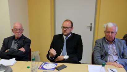 Bild: do
Eine Volkshochschule Nordoberpfalz unter Einbeziehung der VHS Eschenbach/westlicher Landkreis scheint beschlossene Sache. Landrat Andreas Meier versuchte bei der Kuratoriumssitzung und in der Mitgliederversammlung der VHS, mit überzeugenden Argumenten die Sorgen des VHS-Vorsitzenden Thomas Frankenberger (links) und des Vorsitzenden des Kuratoriums Anton Schwemmer (rechts) zu zerstreuen.