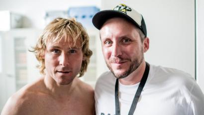 Bild: Beitrag, Externer [EXB] (kontakt@oberpfalznetz.de)
Mitorganisator Ben Rückerl (rechts) freut sich über einen großen Benefizerlös und ein Foto mit Pavel Nedved nach dem Spiel.