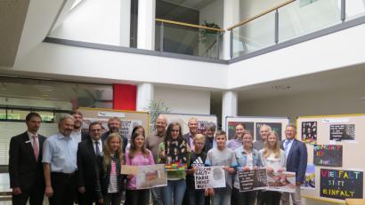 Bild: jzk
Nicht nur Realschulrektor German Helgert und stellvertretender Landrat Günter Kopp (hinten von rechts) bewundern die Ergebnisse des Plakatwettbewerbs bei der Eröffnung der Ausstellung in der Sparkasse Oberpfalz Nord. Mit ihren sehr kreativ gestalteten Arbeiten wollen die Preisträger (vorne) die Betrachter zum Nachdenken anregen.