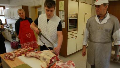 Bild: exb
Vor der Zubereitung wird das Lamm fachkundig zerlegt.