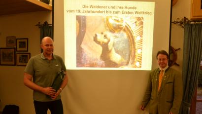 Bild: hcz
Dr. Sebastian Schott (links) und Heimatring- Vize Norbert Uschald mit einem Hunde-Bild des Malers Vitus Fuchs aus dem Jahr 1787, das an der Kanzel der Michaelskirche zu sehen ist.