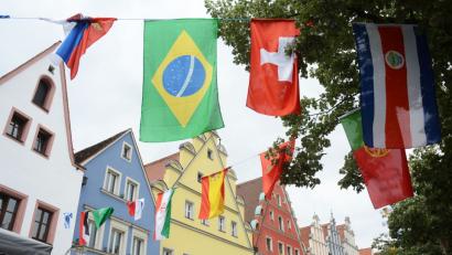 Bild: gsb
In der Altstadt wehen die Fahnen der WM-Teilnehmer.