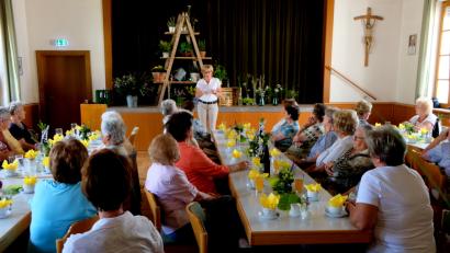 Bild: le
Die große Familie des Seniorenkreises
wächst zusammen. Die Mitglieder sind dankbar, dass sich Leiterin Marlene Noetzel mit ihrem Team so viel Mühe für unterhaltsame Stunden macht.