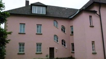 Bild: rn
Das ehemalige Vermessungsamt wird sich verändern – innerlich wie äußerlich. Wo sich die beiden unterhalb des Giebels liegenden Fenster befinden, wird ein Anbau für die zweite Fluchttreppe entstehen.