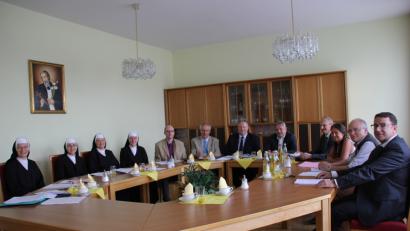 Bild: Schütz, Adele [ADS]
Im Mutterhaus der Schulschwestern kam der Zweckverband Realschule Auerbach zur Haushaltssitzung unter dem Vorsitz von Landrat Richard Reisinger (Sechster von rechts)  zusammen.