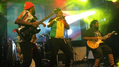 Bild: Dagmar Williamson
Inner Circle leben nicht nur ihre spirituelle Einstellung, sie bringen zum Tourstart Hits wie „One Love“ auf die Bühne. Aber auch ihr fetziger Radiodauerbrenner „Sweat“ darf nicht fehlen.