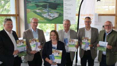 Bild: Michaela Lowak
Ökostrom aus Region fürs Geo-Zentrum: Darüber freuen sich (von links) Bernhard Schmidt, Dr. Frank Holzförster, Alexandra Schopf, Helmuth Wächter, Klaus Gruber und Georg Stahl.