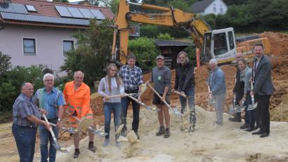 Bild: bö
Sie schwangen den Spaten für das neue Wohnbaugebiet "Am Sandberg" in Hohenburg. (von links): Seniorchef Karl Englhard, Erhard Obendorfer, Klaus Falk, Lisa-Marie Flado, Martin Englhard, Thilo Kohlbeck, Wolfgang Birke, Ferdinand Leidner, Theo Fochtner, Stefanie Rüger und Bürgermeister Florian Junkes.