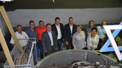 Bild: ak
Die Freien Wähler schauen sich bei ihrer Versammlung auch in der Zoigl-Hochburg Falkenberg um. Dabei sind Bezirkstagskandidat Holger Götz, die Landtagskandidaten Bernhard Schmidt und Thomas Riedls sowie  Kreisvorsitzende Gisela Kastner (ab Vierter von links).