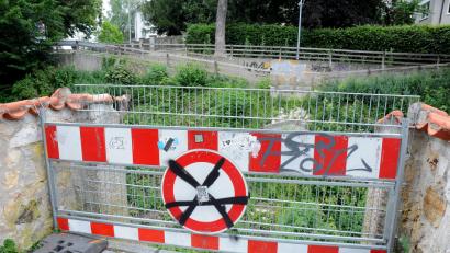 Bild: Stephan Huber
Seit zwei Jahren ist an dieser Stelle kein Durchkommen mehr: Der Pioniersteg überbrückte bis Mitte 2016 den Stadtgraben auf Höhe des Malteserplatzes.
