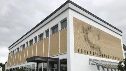 Bild: Tietz
Im Hallenbad steht eine umfangreiche Sanierung an: Zum einen muss die Filtertechnik erneuert werden, zum anderen werden die Duschen und Umkleiden instandgesetzt. Dazu muss das Bad im nächsten Jahr für etwa vier Monate gesperrt werden.