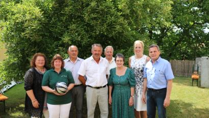 Bild: exb
Bürgermeister Norbert Eckl (rechts), Kreisfachberaterin Heidi Schmid (links) und der stellvertretende Bezirksvorsitzende Alois Dirrigl (hinten, links) gratulierten den Verantwortlichen im Gartenbauverein Teunz, welche die „Wühlmäuse“ durch die 15 Jahre begleiteten.