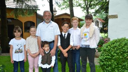 Bild: dob
Helmut Wildenauer ist auch an seinem 70. Geburtstag nicht aus der Ruhe zu bringen und sieht dem neuen Lebensjahrzehnt hoffnungsvoll entgegen. Seine Enkel Genoveva, Anna, Thore, Magnus, Michael und Afra (von links) überraschten ihren Opa mit einem Rieseneis. "Unser Opa ist ein ganz Süßer", wissen sie.