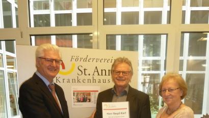 Bild: exb
Vorsitzender  Werner Renner (links) und  Stellvertreterin Marga Klameth (rechts) waren sichtlich erfreut über den plötzlichen  Geldsegen von Karl Reyzl (Mitte).