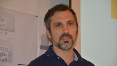 Bild: jr
Thomas Franz (C3 Marketing) stellte das neue Beschilderungskonzept der Ikom Stiftland den Mitterteicher Stadträten näher vor.