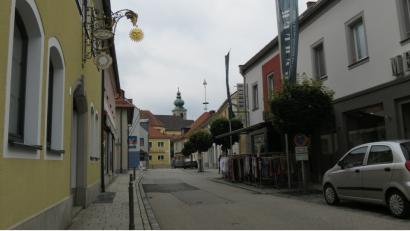 Bild: kö
Dringend sanierungsbedürftig ist die Bahnhofstraße, vor allem auch im Bereich der Wasserleitungen. Ob die ursprünglich noch für heuer geplante Maßnahme aufgrund des abgelehnten Haushalts noch zum Zuge kommt, scheint eher unwahrscheinlich.