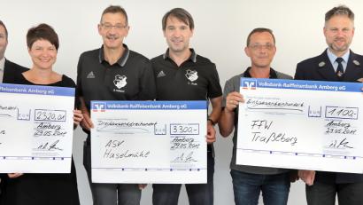 Bild: Wolfgang Steinbacher
Cornelia Walz, Projektleiter Thomas Retzer, Ulrike Schießlbauer, Reiner Volkert, Thorsten Kraft, Christian Gottwald und Christian Beck sowie VR-Vorstand Andreas Reindl bei der Spendenübergabe.